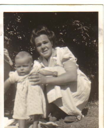 1946 Sue and mum, Edna Aldridge nee Leake
